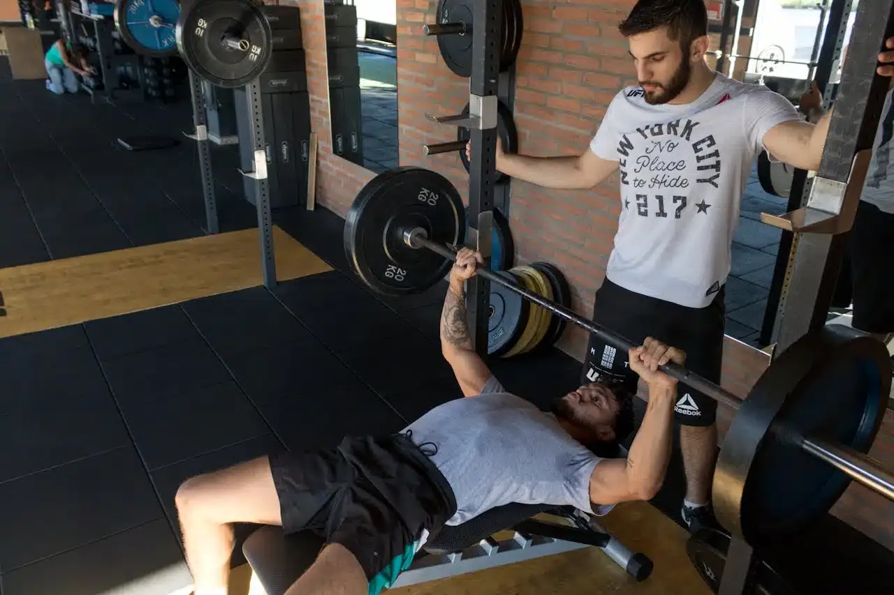 Devenir coach sportif : par où commencer pour se former et trouver ses premiers clients ?